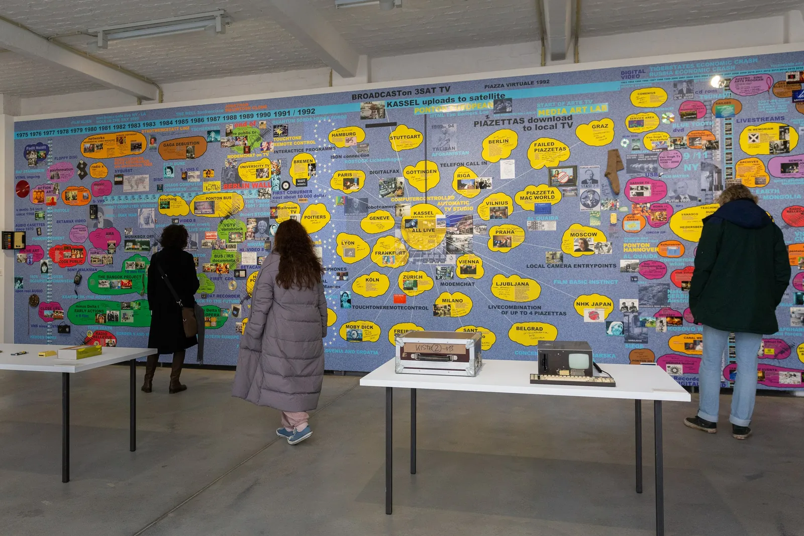 Besuchergruppe in der Ausstellung